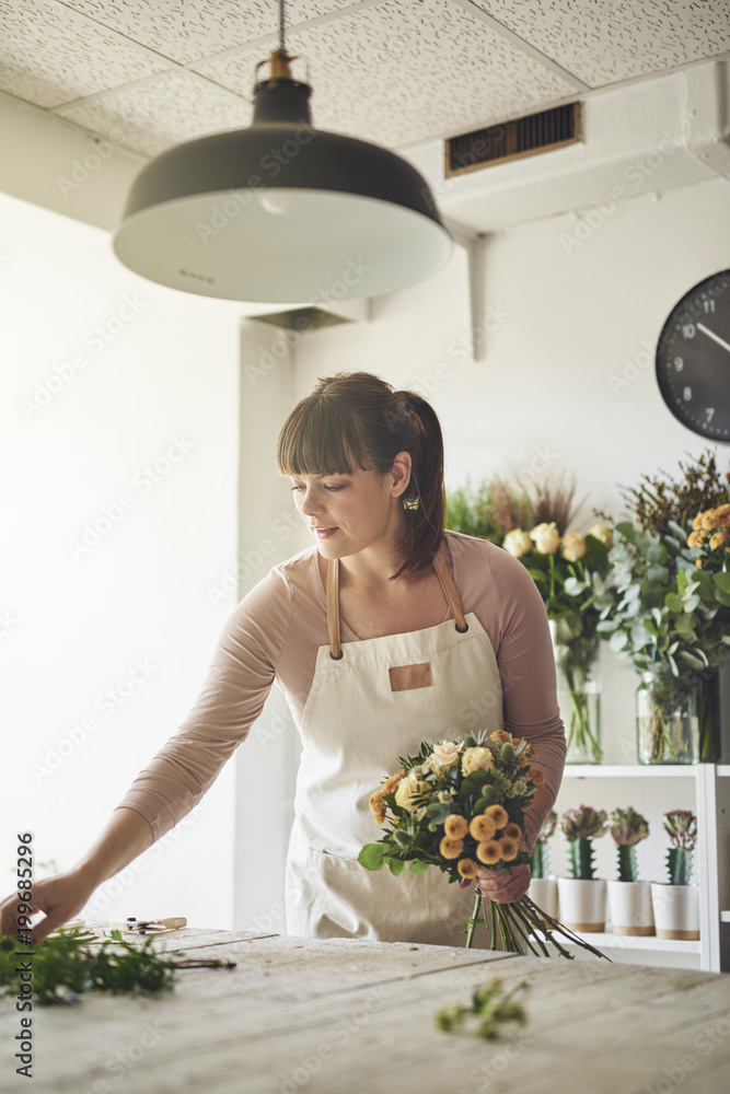 女花匠在她的花店里插花