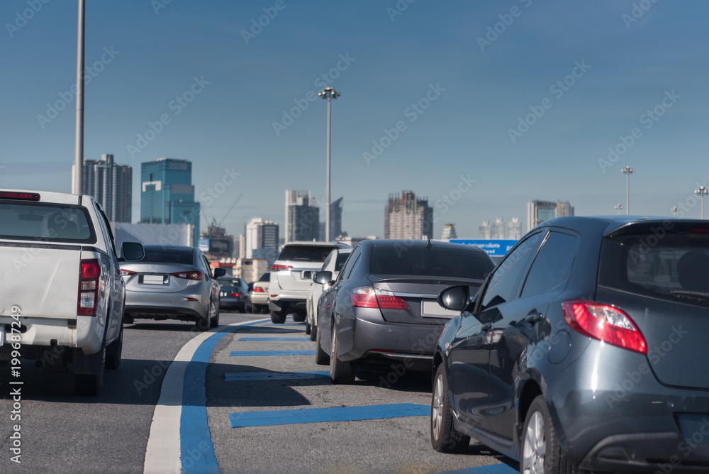 收费公路上一排排汽车拥堵