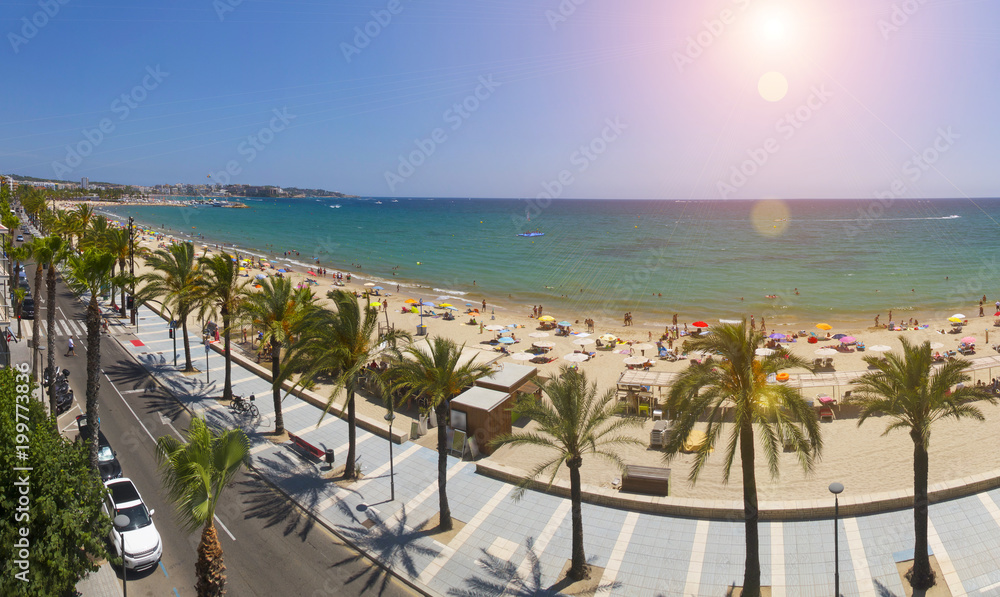 阳光明媚的日子里，西班牙Salou Platja Llarga海滩的景色