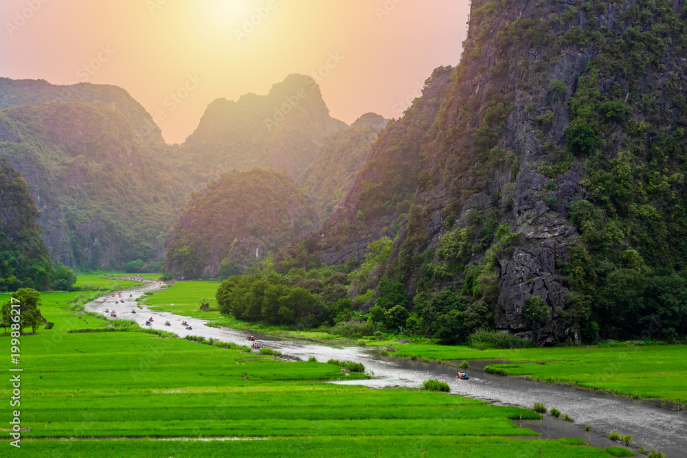 鸟瞰游客乘船沿着Ngo Dong河旅行，拍摄Tam Coc，R的照片