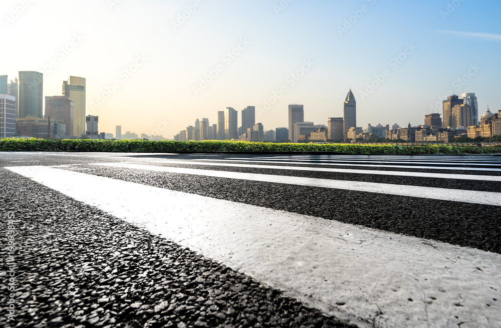 空旷的柏油路，城市全景