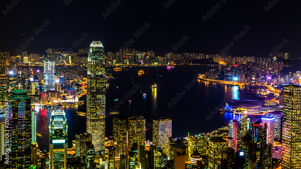 香港天际线维多利亚山顶上的维多利亚港夜景。