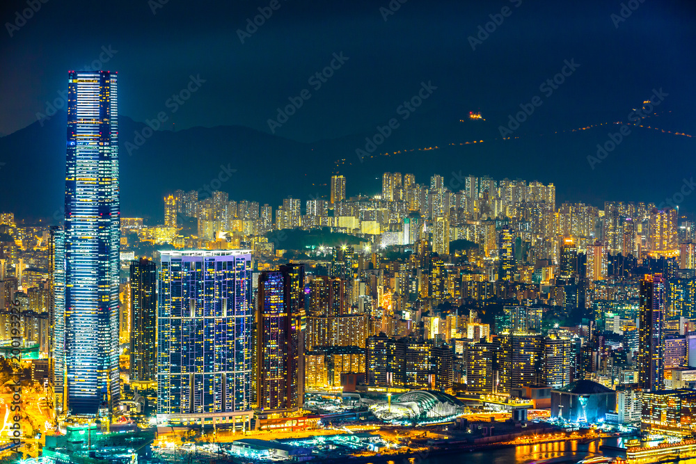 香港天际线维多利亚山顶上的维多利亚港夜景。