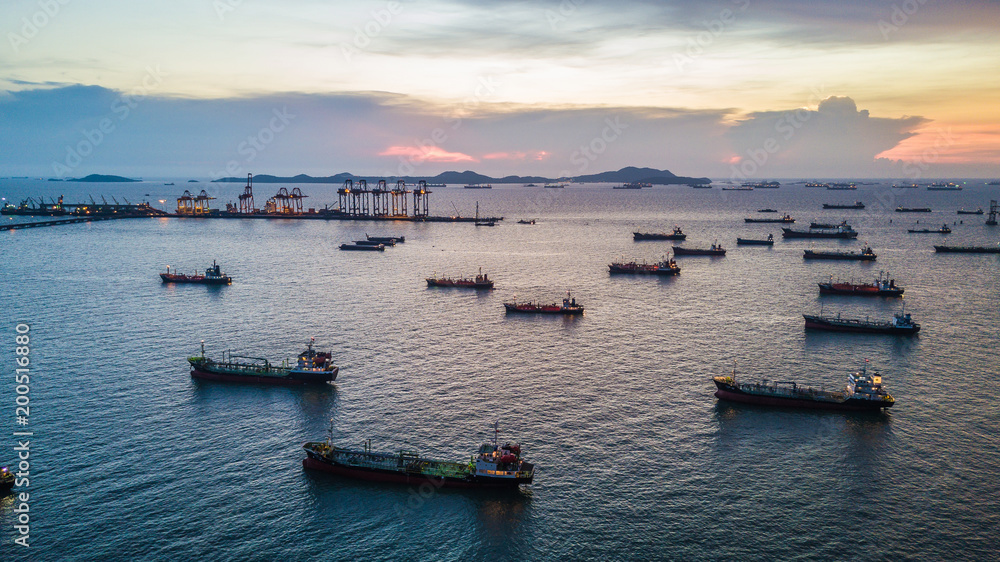 海上油轮停泊区鸟瞰图，海上原油油轮和液化石油气油轮装载a