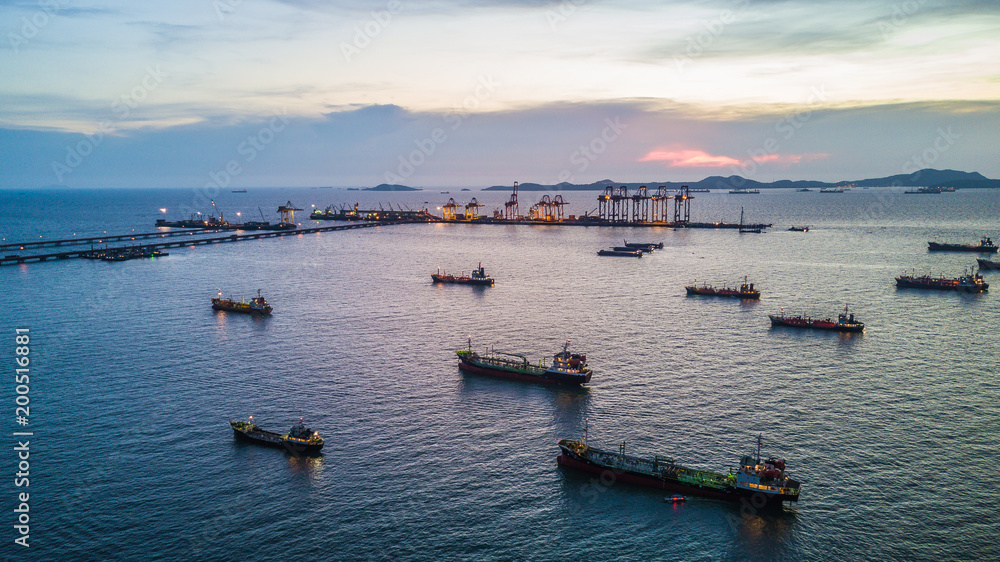 海上油轮停车场鸟瞰图，海上原油油轮和液化石油气油轮装载a