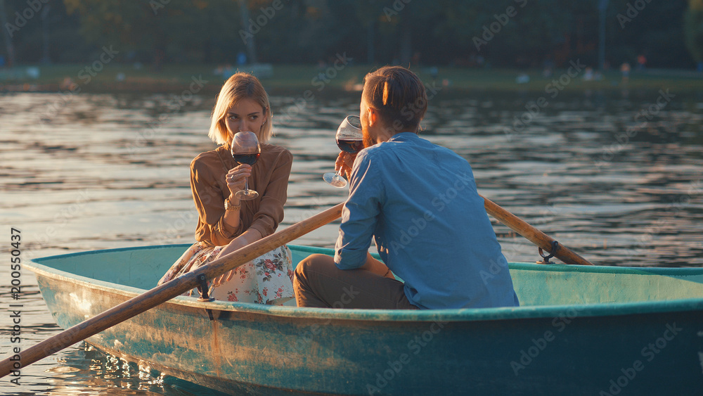 年轻夫妇喝一杯葡萄酒