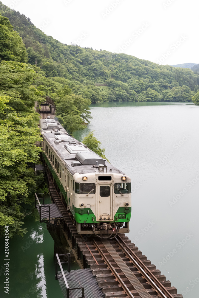 福岛县夏季的多达米铁路线和多达米河。