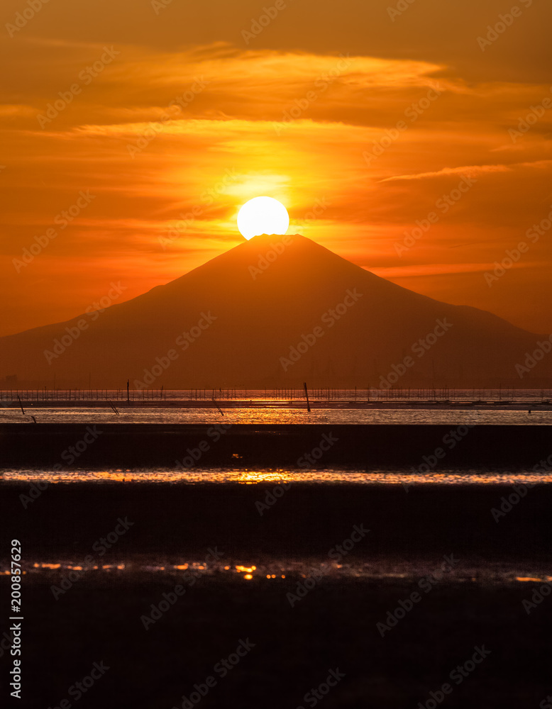 钻石富士，落日与富士山顶交汇的景色