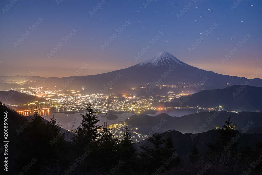 从新都道视角看清晨的富士山和河口湖。