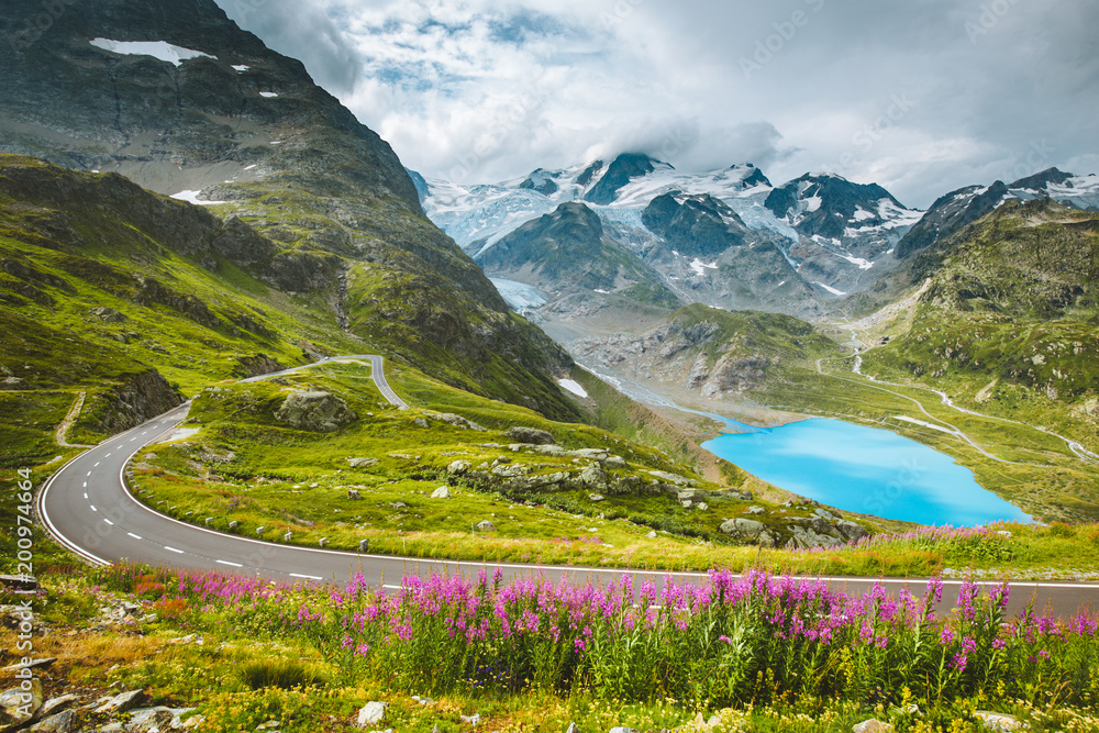 夏季有乡村公路的阿尔卑斯山景