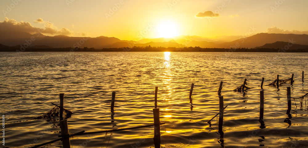 Stagno Colustrai al tramonto（全景）