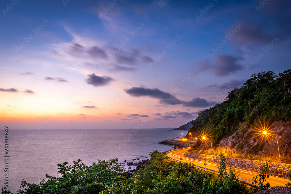 泰国东侧日落时与山相邻的海边道路。