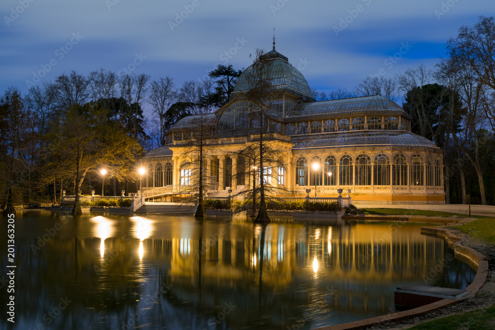 水晶宫（Palacio de Cristal）是一座玻璃和金属结构的建筑，位于马德里布恩雷蒂