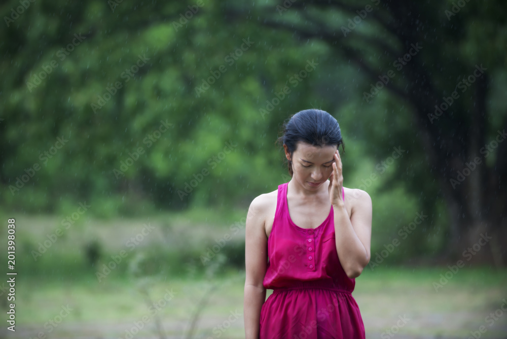 悲伤的亚洲女人