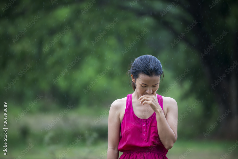 悲伤的亚洲女人