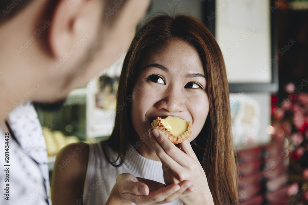 亚洲女孩吃了一口馅饼