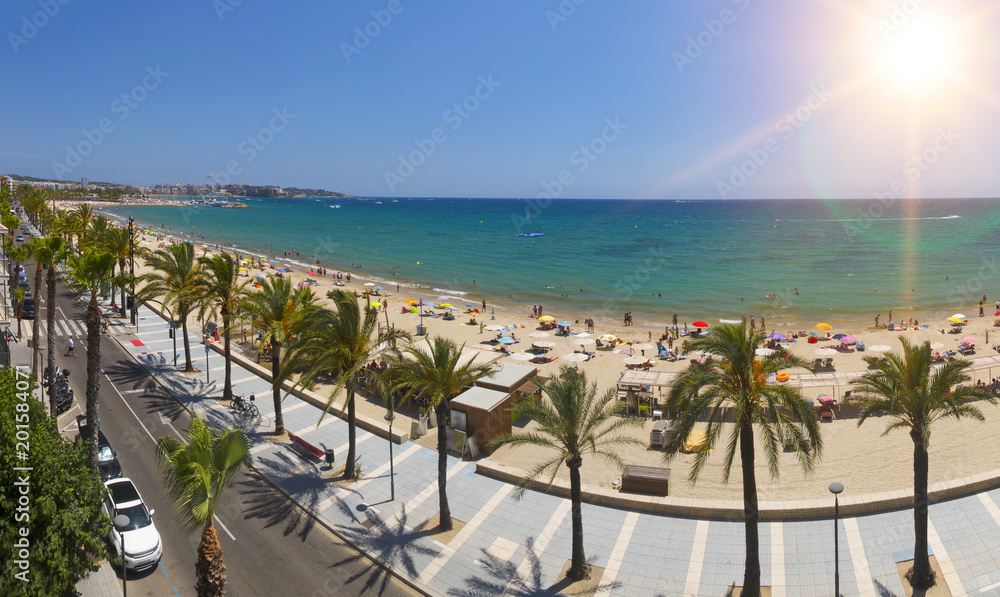 阳光明媚的日子里，西班牙Salou Platja Llarga海滩的景色