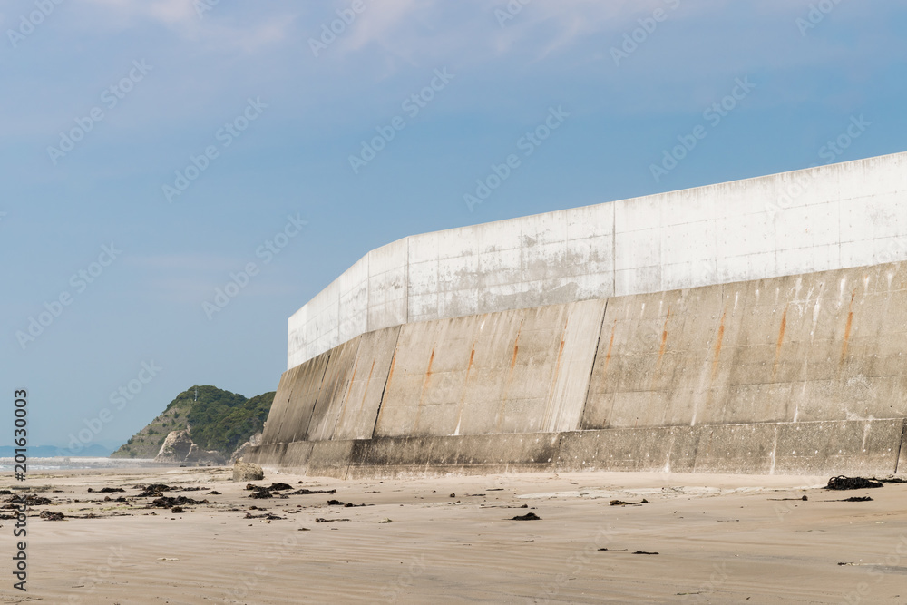 保护海啸巨浪的海边高混凝土墙