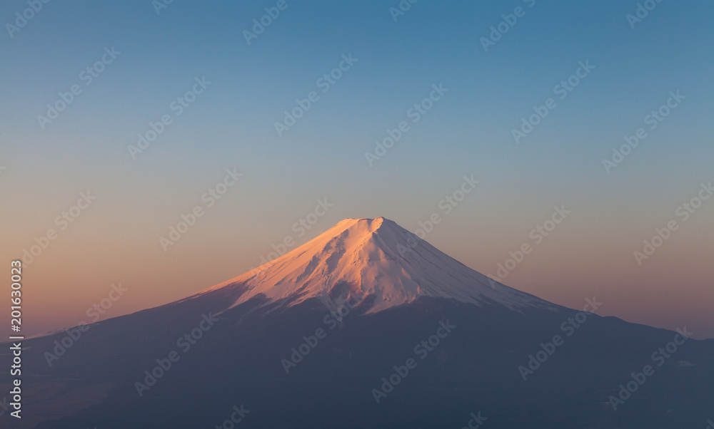 冬季日出的富士山顶