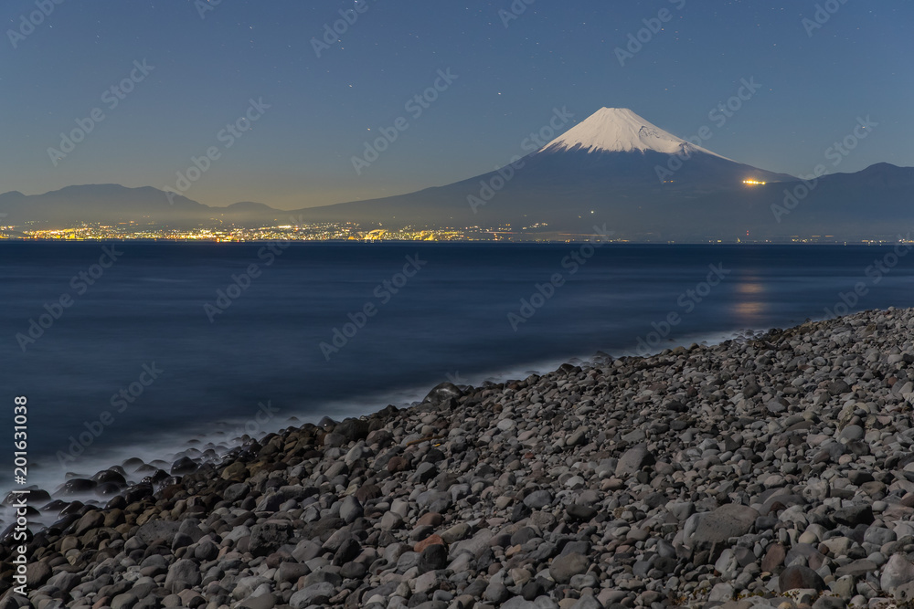 日本静冈县Hida镇的富士山，星夜和骏河海