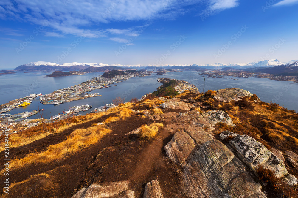 从Sukkertoppen山（Sugar Loaf Top）俯瞰挪威西部海岸线的美景