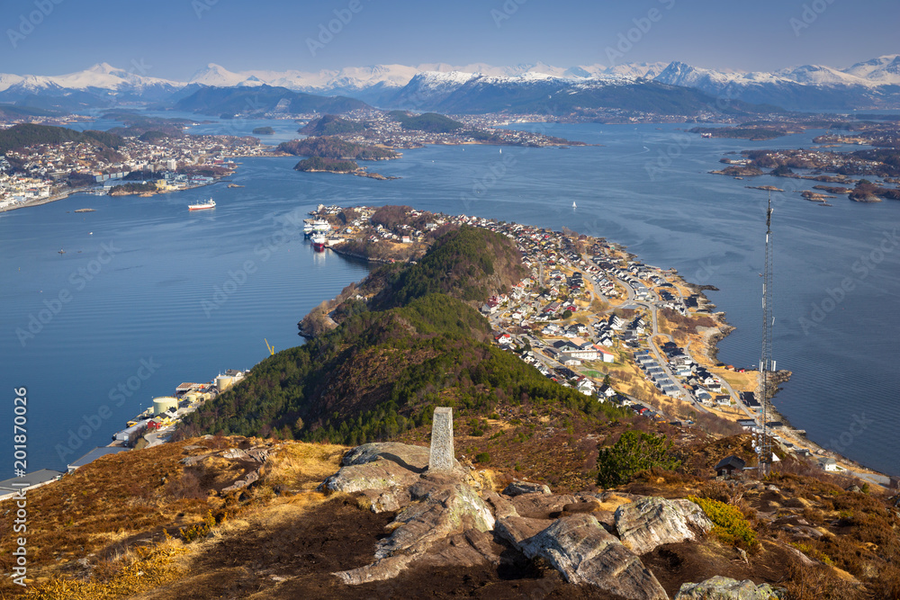 从Sukkertoppen山（Sugar Loaf Top）俯瞰挪威西部海岸线的美景