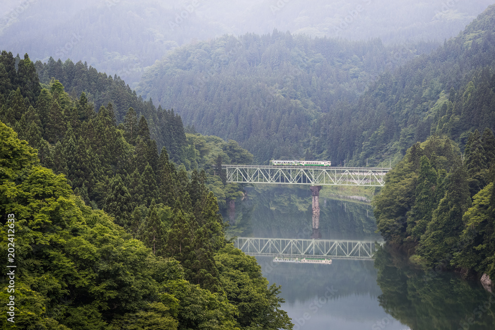 日本福岛-6月19日：2017年6月18日，福库，当地列车Tadami线和Tadami河