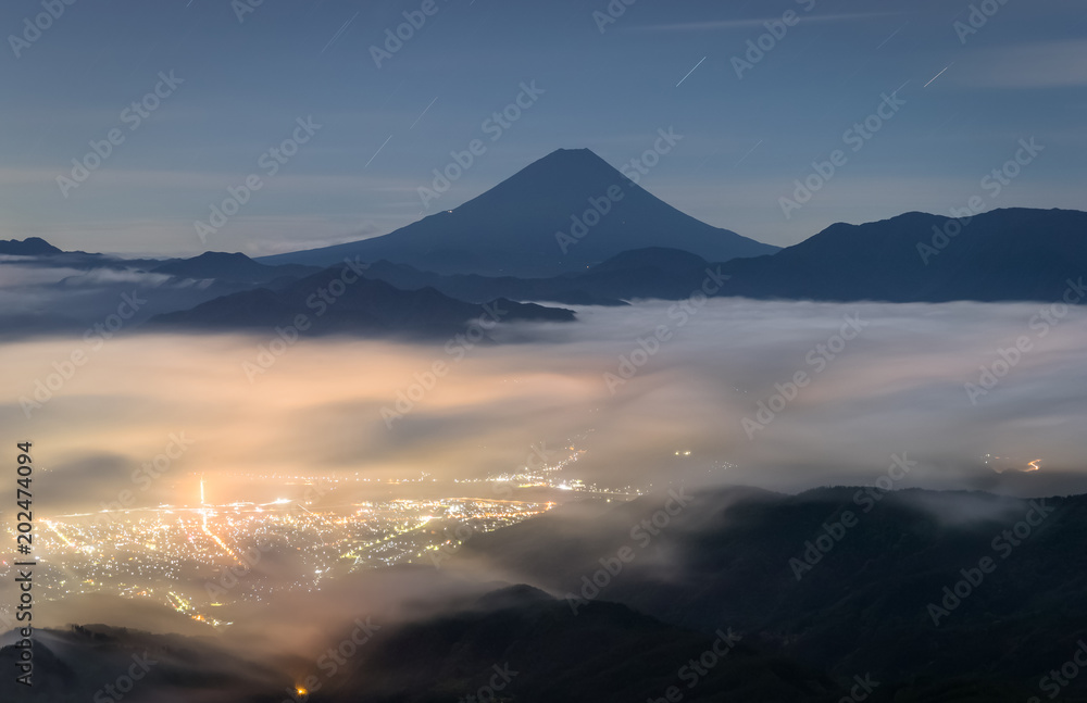 夏季云海中的富士山，从草田山看