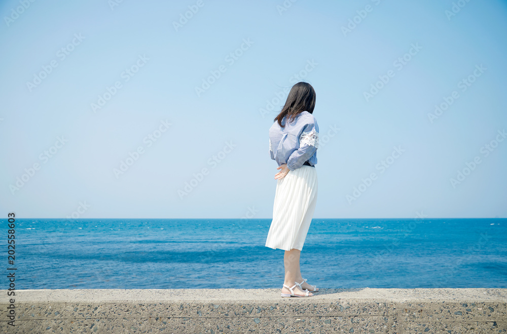 女性　夏　海