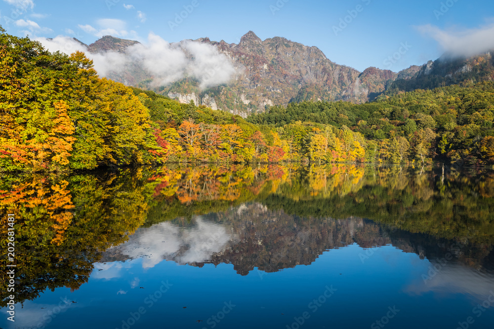 Togakushis Lake，Kagami ike池塘在秋天的早晨