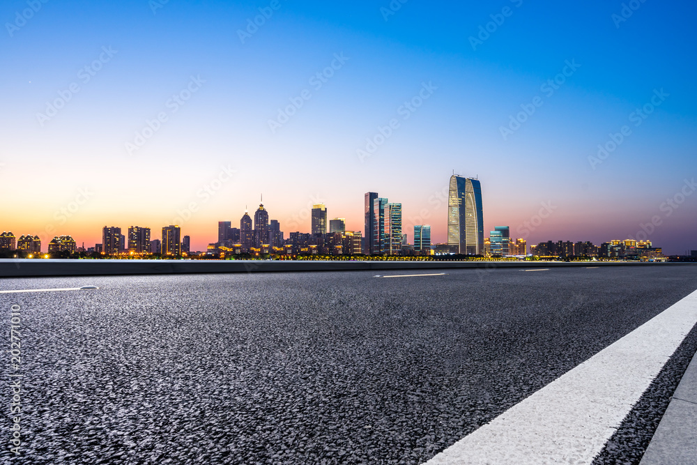 城市天际线的空旷道路