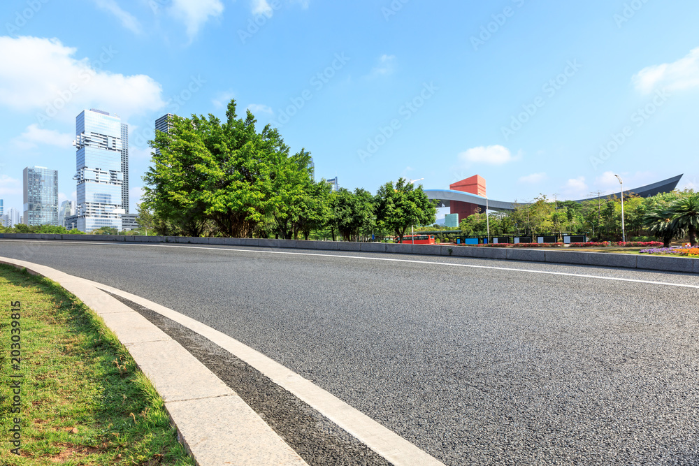 深圳空旷的柏油路和现代化的商业办公楼