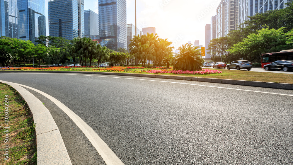 空置的城市道路和商业建筑