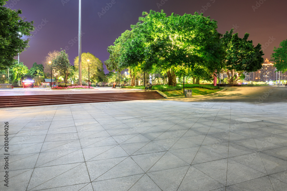 空荡荡的城市广场楼层和夜晚的路灯