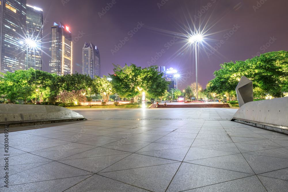 空旷的广场层与夜晚的现代城市景观