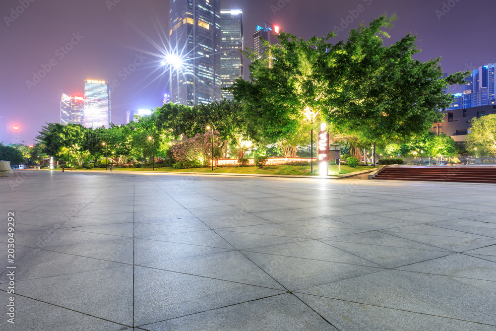 空旷的广场层与夜晚的现代城市景观