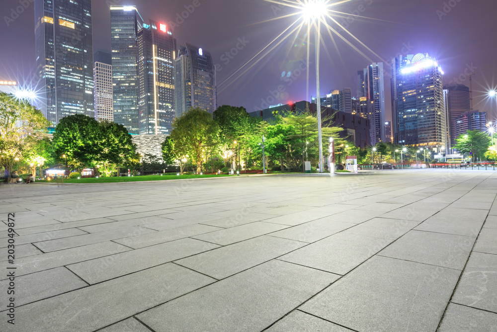 空旷的广场层与夜晚的现代城市景观