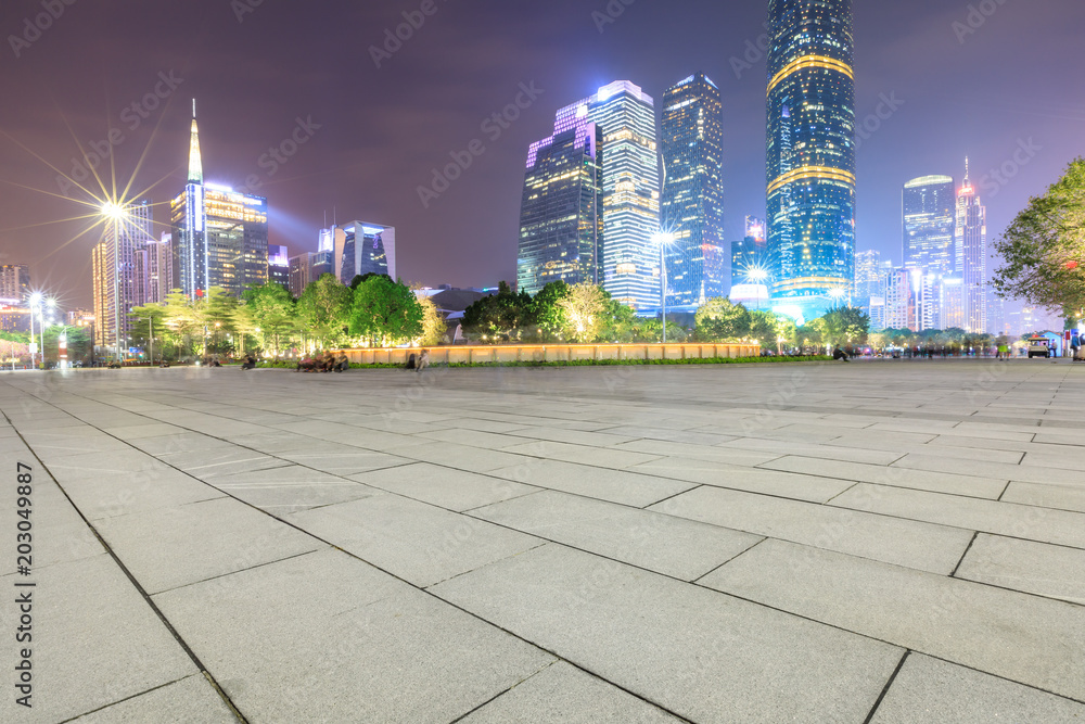 空旷的广场层，夜晚的现代城市景观