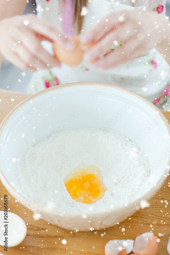 下雪了，高兴的女人在厨房准备蛋糕