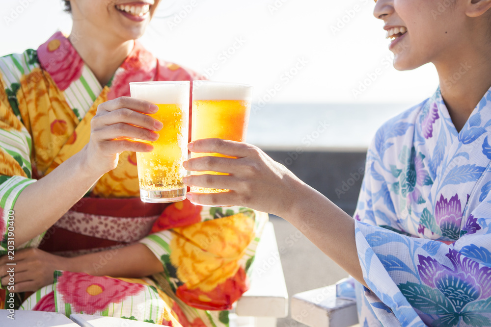 浴衣の女性たちはビールで乾杯している