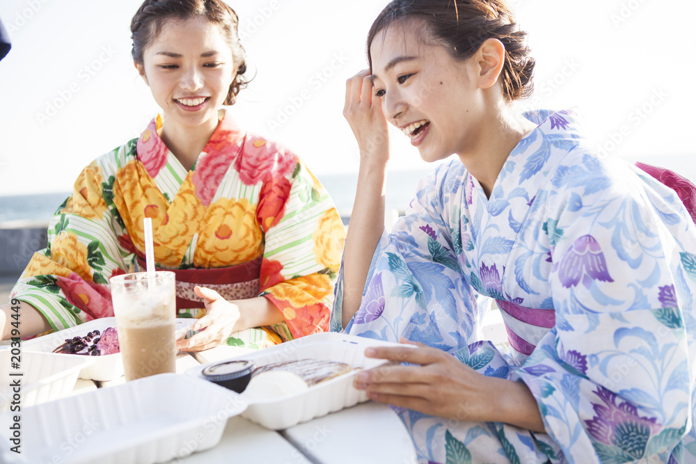 浴衣を着た若い女性たちは話題のパンケーキを食べている