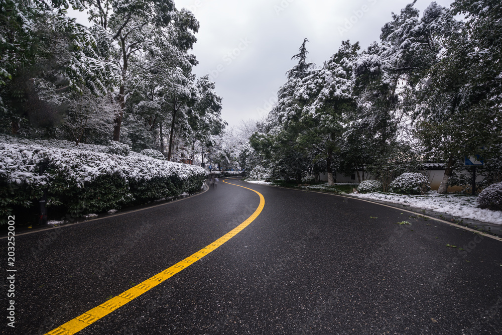 沥青路面覆盖雪