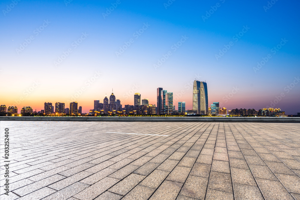 空大理石地板的城市天际线