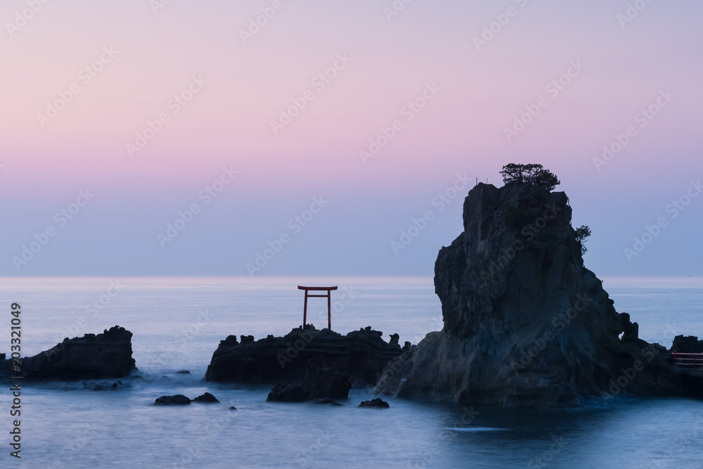 福岛县岩城镇八町海滩夏季海上日出。