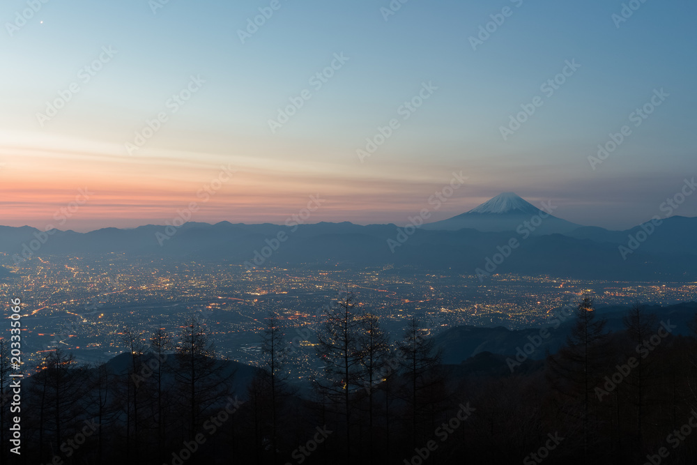 从Amariyama山的观点看，富士山和高富市的日出天空。