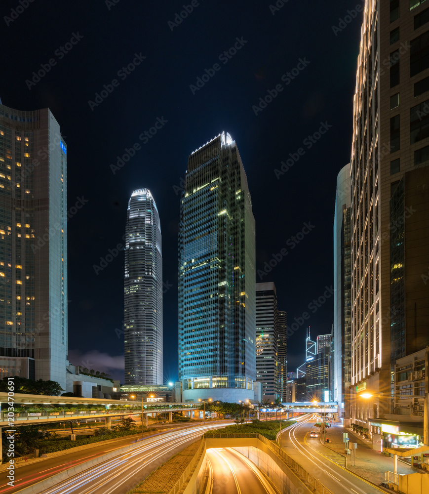 亚洲香港市中心夜间交通繁忙。