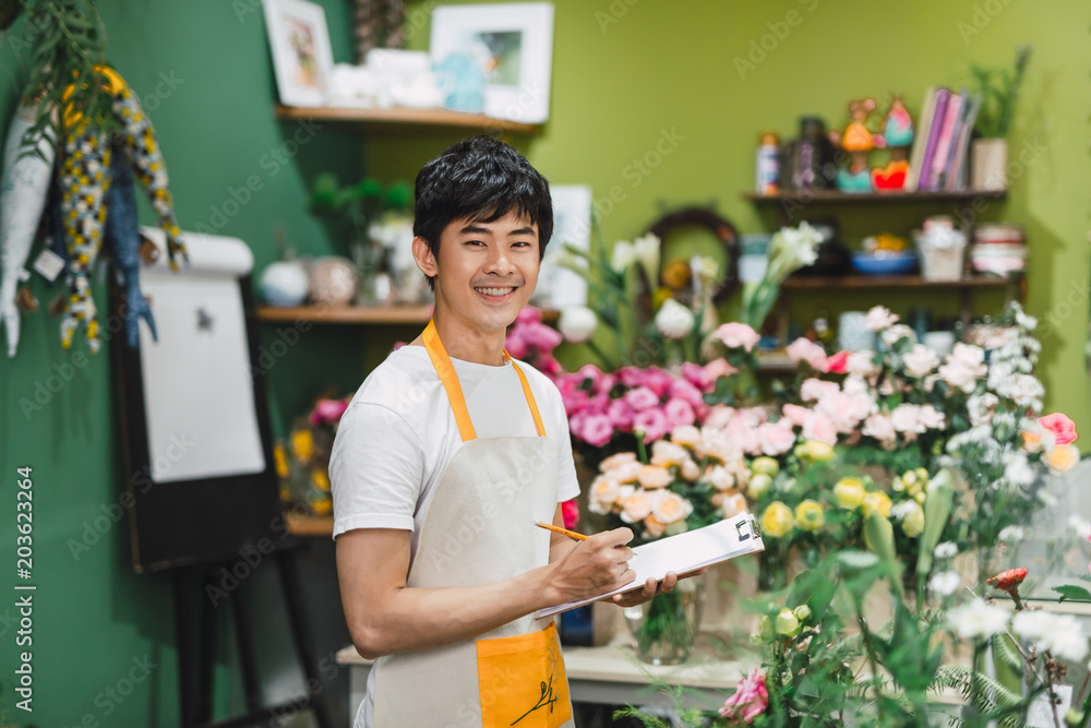 忙碌的花店老板在工作场所用记事本画画