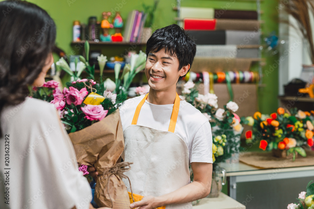 男花商在花店柜台上献花