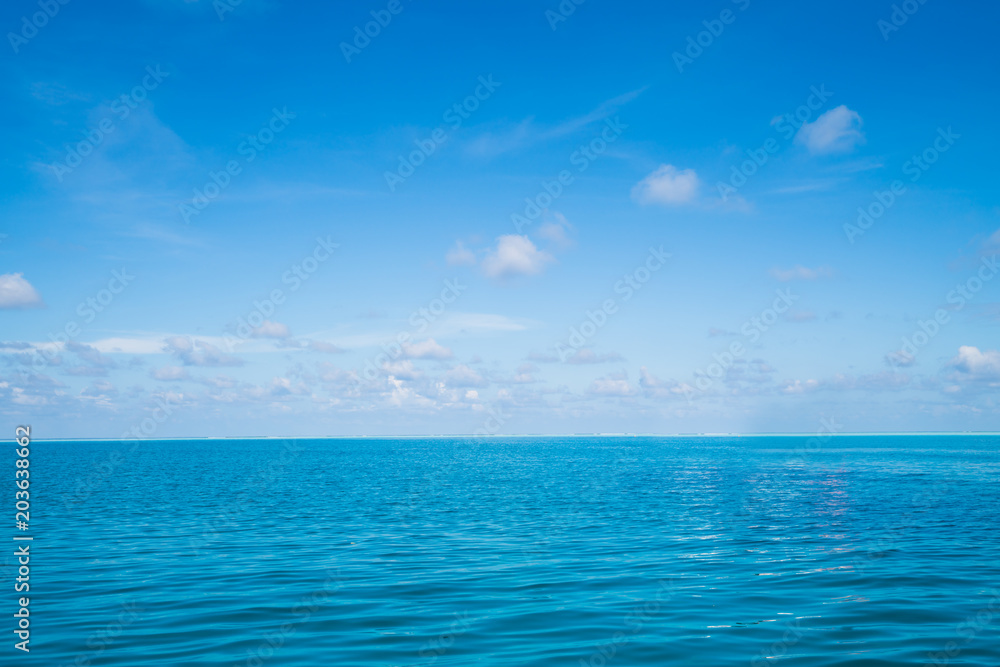 海洋自然背景。海洋和夏季景观。