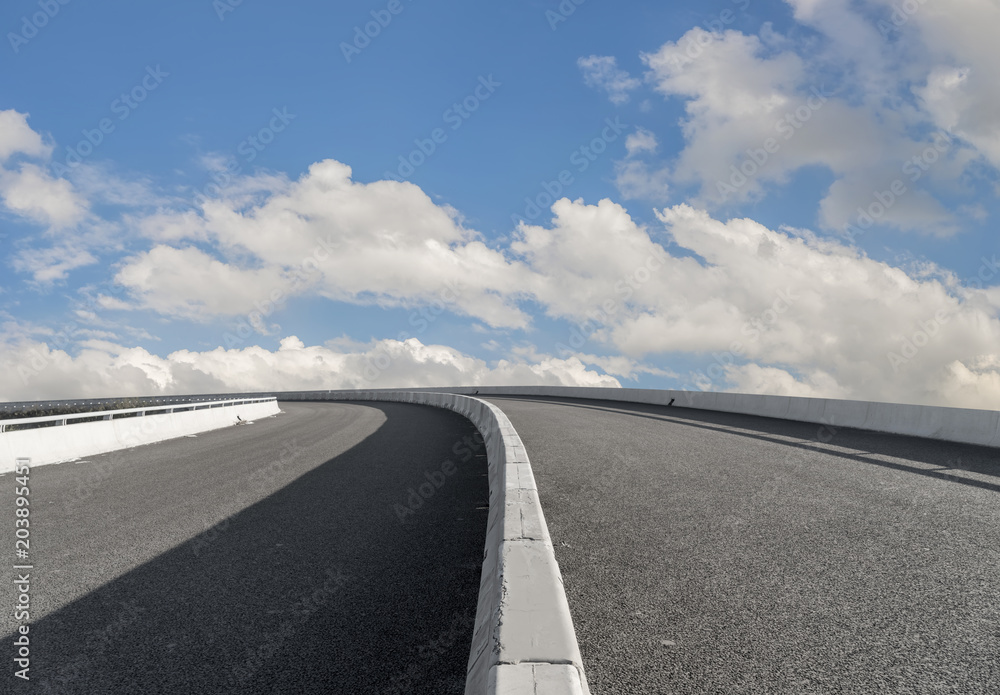 空旷的公路柏油路和美丽的天空景观